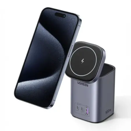 Incarcatorul UGREEN CD342 combina tehnologia moderna, versatilitatea si designul elegant, oferind o solutie eficienta pentru incarcarea mai multor dispozitive in acelasi timp. Compatibil cu cele mai recente telefoane iPhone, MacBook si Samsung, acest incarcator este perfect pentru persoanele care folosesc o varietate de gadgeturi. Forma sa compacta si culoarea gri eleganta se potrivesc perfect cu orice birou sau zona de lucru. Incarcare rapida 100W Principalul avantaj al incarcatorului UGREEN CD342 este capacitatea sa de a se incarca rapid cu o putere de pana la 100W. Datorita acestui lucru, puteti incarca MacBook Air M2 de la 0 la 51% in doar 30 de minute. Aceasta functie este de nepretuit pentru persoanele aflate in permanenta in miscare, care au nevoie sa restabileasca rapid alimentarea dispozitivelor lor. Mai multe porturi de incarcare Incarcatorul este echipat cu trei porturi de incarcare cu fir (2xUSB-C, 1x USB-A) si un loc pentru incarcare fara fir. Aceasta varietate de porturi va permite sa incarcati mai multe dispozitive simultan, ceea ce este perfect pentru pasionatii de tehnologie cu mai multe gadget-uri. Incarcare fara fir cu o platforma reclinabila Oferind, de asemenea, incarcare MagSafe de 15W si protocolul Qi, UGREEN CD342 permite incarcarea fara fir. In plus, platforma de incarcare fara fir inclinabila creste confortul utilizarii, permitandu-va sa vizionati confortabil filme, de exemplu. Monitorizare inteligenta a temperaturii Siguranta dispozitivelor in timpul incarcarii este la fel de importanta ca si viteza lor. UGREEN CD342 monitorizeaza temperatura in timp real, asigurand incarcare sigura si eficienta, fara riscul de supraincalzire. Distributie flexibila a puterii Incarcatorul distribuie inteligent puterea in functie de numarul de porturi ocupate. Acest lucru asigura incarcarea optima a fiecarui dispozitiv, indiferent daca utilizati unul, doua sau toate porturile in acelasi timp. marca Ugreen Model CD342 Culoare gri Incarcare MagSafe Da, 15W Protocolul Qi da marimea 90 x 60 x 60 mm Putere de incarcare cu 4 porturi ocupate USB-C1 45W, USB-C2 25W, USB-A 10W, incarcare magnetica 15W Putere de incarcare cu 3 porturi ocupate USB-C1 45W, USB-C2 30W, USB-A 22,5W / USB-C1 45W, USB-C2 30W, incarcare fara fir 15W / USB-C1 45W, USB-A 22,5W, incarcare fara fir 15W / USB-C2 45W, USB-A 22,5 W, incarcare wireless 15 W Putere de incarcare cu 2 porturi ocupate USB-C2 65W/30W si 30W/65W, USB-C1 65W, USB-A 22,5W / USB-C2 65W, USB-A 22,5W / USB-C1 65W, incarcare fara fir 15W / USB-C2 65W, incarcare fara fir 15W / USB-A 22,5 W, incarcare wireless 15 W Specificatii CARACTERISTICI GENERALE Tip produs Statie incarcare Brand compatibil Universal SPECIFICATII TEHNICE Interfata iesire USB-C Brand: UGREEN